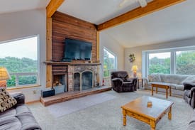 Bandon House | Spacious dog-friendly home w/deck - perfect for family reunions!