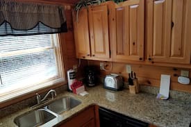 Gatlinburg - Pigeon Forge Cabin | KOZY BEAR KORNER--Rustic/Romantic-Pri/HTub/Arcade