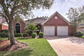 Friendswood House | NEW! Friendswood/Clear Lake Home w/ Pool Access!