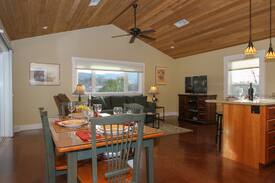 Cloverdale Apartment | The Loft, Bright, Sunny & Spacious