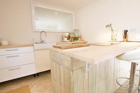 Margate Cabin | Holly Tree Cottage - A Hidden Gem in the Old Town