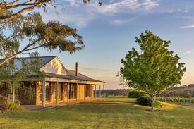 Woodside House | Simon Tolley Lodge - Vineyard Accommodation