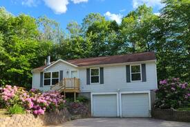Effingham House | HighWatch Getaway - close to mountains and lakes.