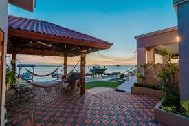 De Bruynewijk House | Sunset Paradise Beach house - Studio Starfish