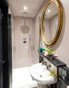 New Town Apartment | Dreamy New Town (en-suite) Room with a Super King