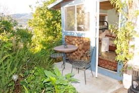 Ventura Cabin | Hummingbird Cozy Cottage, Garden, Treehouse, Views