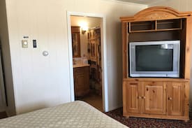 Lewiston Hotel | Maine Motel and Cabins Room # 5