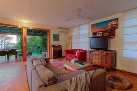 Exmouth Cabin | Sunrise Cottage - Eclectic and private.