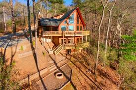 Blue Ridge Villa | Gorgeous Misty Mountain Lodge - Blue Ridge, GA