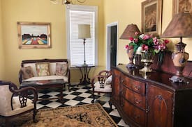 Fredericksburg Apartment | Angel Inn Fredericksburg on Main Street