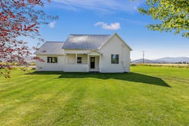 Carey House | BoLo Bungalow-Craters of the Moon lodging