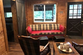 Ashford Cabin | Totem Lodge with HOT TUB 5 miles from Mt. Rainier