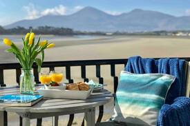 Newcastle Apartment | Stay On The Bay, Dundrum amazing mountain views 👀😍