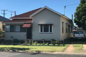 Warwick House | Beatrice Cottage - Comfortable Airconditioned Home