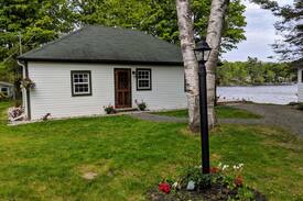 Drummond-North Elmsley Cabin | Ebbs Bay Lakefront Cottage