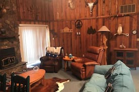 Hoyt House | Cozy lake retreat nestled in mature trees in Beautiful Mason Oaks - Lake Eufaula
