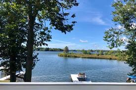 Quincy House | Stunnnig Lake House on Marble lake