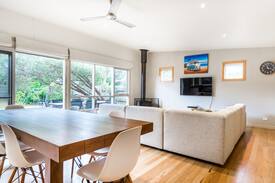 Tootgarook House | Toot beach retreat. Walk to beach, wifi, pets.