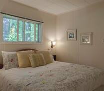 Sauble Beach Cabin | Maple Leaf Cottage-Sauble. Small dogs welcome!