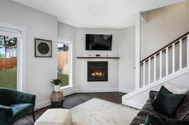 Regional District of Nanaimo Cabin | MACHLEARY HIDEAWAY ( Downtown old city Nanaimo )