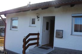 Zandt House | Ferienhaus Erna mit drei sep. Schlafräumen, grossem eingezäunten 250m² grosser Garten, neue Hausausstattung mit neuer Küche mit Spülmaschine, Waschmaschine, kostenfreiem w-lan und drei Parkplätzen