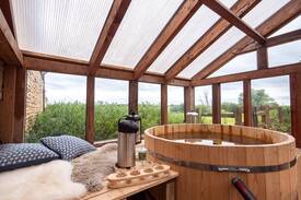 Scunthorpe Cabin | Gorgeous Country Cottage by Nature Reserve and Spa