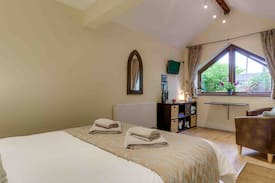 Kendal House | Braeside Studios- Garden View Room