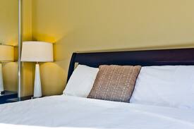 Beltline Apartment | The Best Budget Suite- Zen Lofts