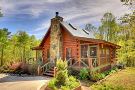 Ellijay Cabin | Cozy Bear Cabin is the perfect balance of modern day living and the rustic outdoors.