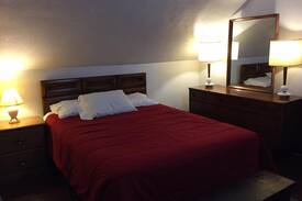 New Castle Bed & Breakfast | Rozzi's House Park, Room C, 3/F, Queen Bed