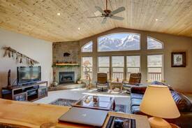 Pray House | Paradise Vista - Spacious, Quiet, Mountain Views!