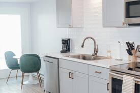 Clayton Apartment | Modern Chic 1-BR Unit in the Cottages on James