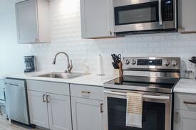 Clayton Apartment | Modern Chic 1-BR Unit in the Cottages on James