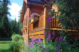 Mount Robson House | Resplendent Mountain Lodge adjacent to Jasper