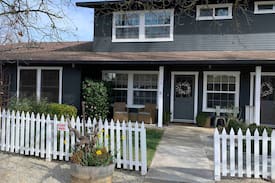 Murphys House | DOWNTOWN MURPHYS @ the SURREY house WINE + WALK #2