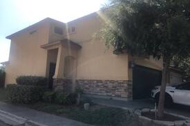 Laredo House | San Giovanni Entire Townhome