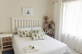 Beacon Bay House | Aloe Room - The Garden Guest House in East London