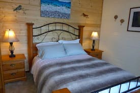 Bowen Island Cabin | The Pebble Cottage: Waterfront/spectacular views