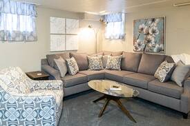 Old Town West House | Walk to Old Town : The White Hog Inn, Lower Suite