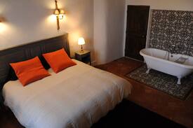 Mazan Bed & Breakfast | Le Jardin de Mazan ; chambre Musée