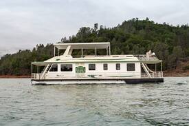 Lakehead Boat Rental | Shasta Marina at Packers Bay Mirage I Houseboat