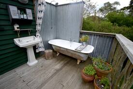 Akaroa Cabin | Romantic Shepherds Hut at Coombe Farm B&B