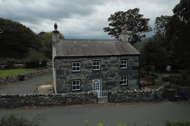 Penisarwaun House | Ship Cottage, Llanberis,Snowdonia.