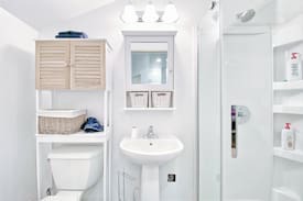 Surrey House | 2 Bed Carriage House in White Rock Walk to Beach