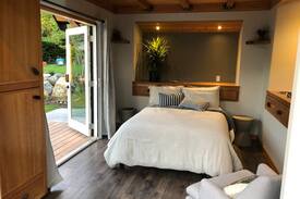 Gorge -Tillicum Area House | Tidal wood villa