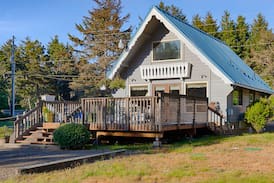 Long Beach House | Bk 2/Get 2 FREE! NEW home! Steps to beach, large deck, Pets OK, SeaShellA