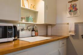Hyde Park House | Charming & Central Hyde Park Treehouse Apartment