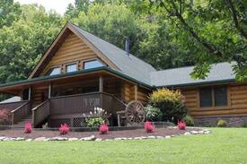 Lewisburg Cabin | Hilltop Lodge South of Nashville, 1 mile from I-65