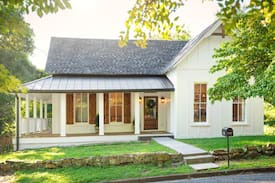 St. Elmo Improvement League House | Boutique St Elmo Farmhouse 7 min from Downtown