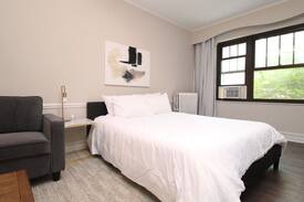 Hyde Park Apartment | Vintage Hyde Park Studio No.8 by Zencity